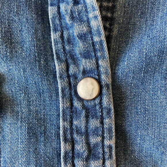 American Eagle M dip bleached denim shirt - Picture 4 of 6